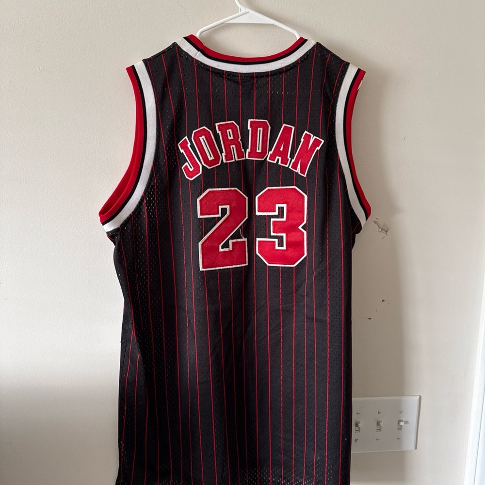 Men’s Nike Michael Jordan #23 Chicago Bulls Jersey Black Pinstripe Sz 50 - NWOT - Picture 5 of 5